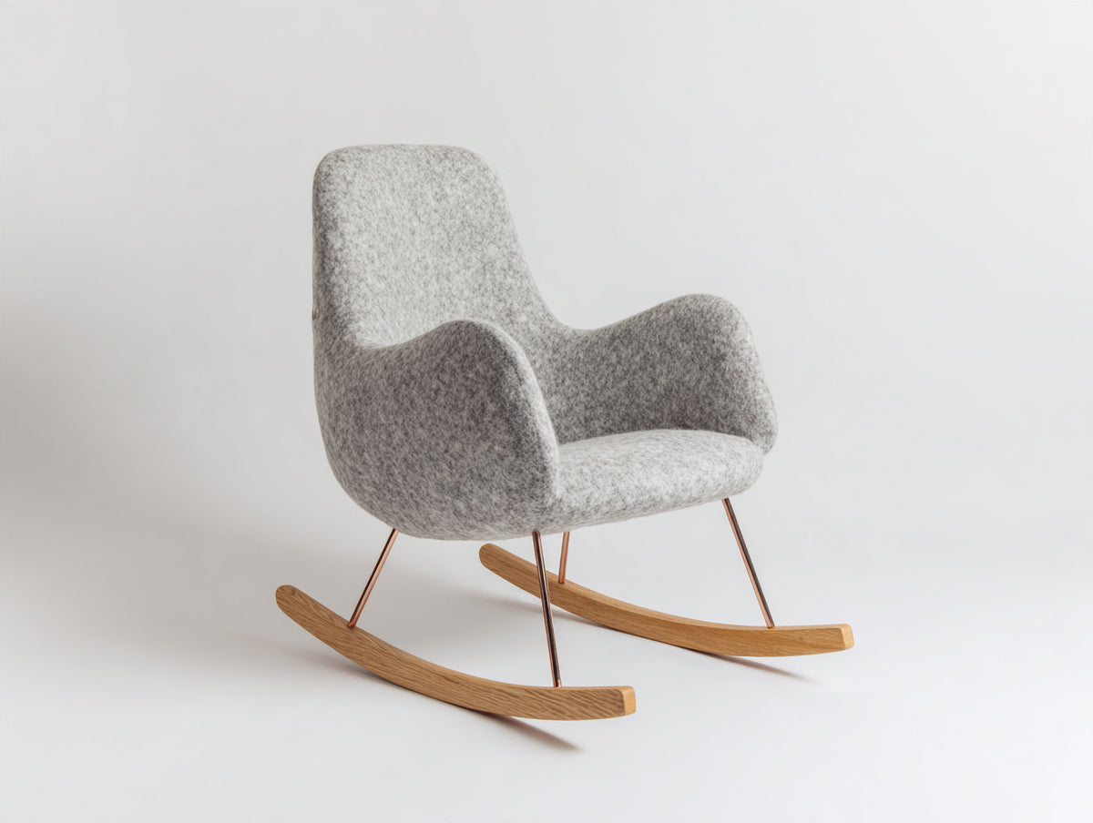 Mecedora tapizada 78 x 82 x 95 cm - gris claro y madera natural - diseño envolvente con base curva de madera